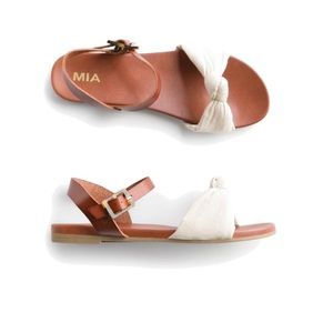 7.5 wide sandal. Top knot. White and tan